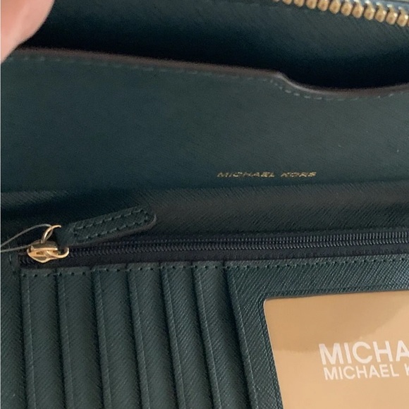 MICHAEL KORS JET SET LARGE FLAT GREEN LEATHER WALLET/WRISTLET PHONE CASE NEW TAG - Picture 10 of 12